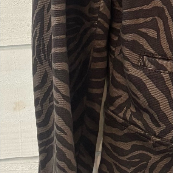 WHBM Espresso Zebra Print
Denim Jacket Size 12. Great Condition! - Picture 4 of 16